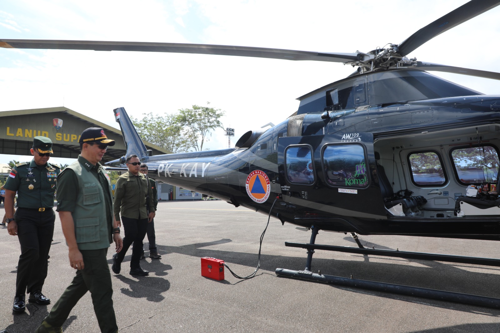 Kepala BNPB Letjen TNI Suharyanto, S.Sos., M.M (rompi hijau dan topi hitam) menuju helikopter dengan kode PK-KAY untuk melakukan patroli udara guna melihat kondisi penanganan kebakaran hutan dan lahan di wilayah Kalimantan Barat, Rabu (20/9).